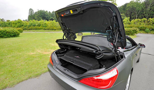 <strong>Mercedes-Benz SL550 BlueEFFICIENCY</strong><br />Trunk capacity is 364 liters with the roof retracted, and up to 504 liters.
