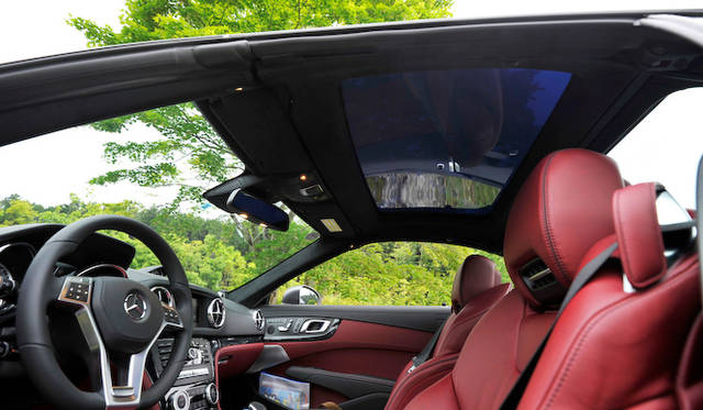 <strong>Mercedes-Benz SL550 BlueEFFICIENCY</strong><br />Optional "Magic Sky Control" panoramic vario-roof in the closed position.