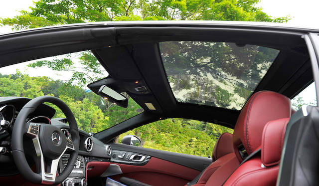 <strong>Mercedes-Benz SL550 BlueEFFICIENCY</strong><br />Optional "Magic Sky Control" panoramic vario-roof in the transparent position.