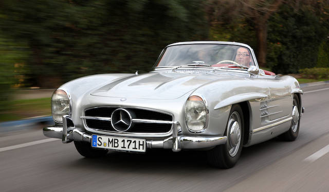 <strong>Mercedes-Benz 300SL (W198)</strong><br />At an overseas test drive event, the author had the opportunity to drive successive generations of the SL, from the first model to the latest. What was surprising was that all models shared a remarkably similar driving feel.