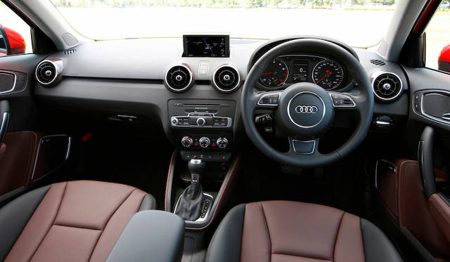 <strong>Audi A1 Sportback｜アウディ A1 スポーツバック</strong><br />試乗車にはHDDナビゲーション、ミュージックサーバー機能、Bluetooth接続、2スロットのSDカードリーダーなどを提供するMMI 3G+（26万円） さらに14スピーカーのBOSEサラウンドサウンドシステム（12万円）も設定されていた