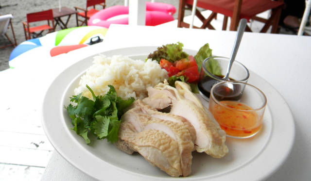 <strong>Café de Ropé La mer</strong> Enjoy delicious dishes perfect for a hot summer.
