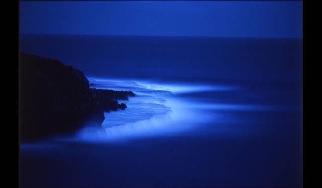 <strong>石川賢治写真展『宙の月光浴  space of spirit』</strong>　「岬と波」　サイパン／1985年　©Kenji Ishikawa