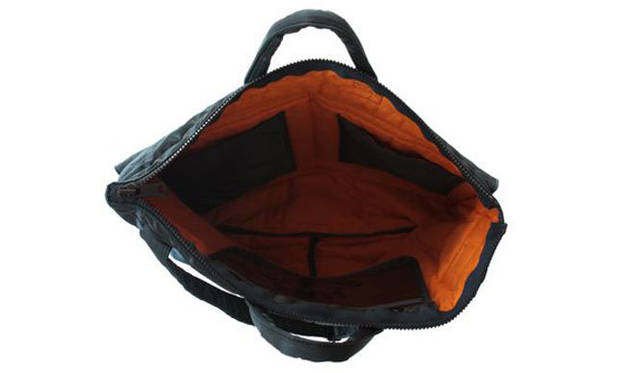 <strong>MINOTAUR｜ミノトール</strong>　「YOSHIDA MUG BY HELMET BAG」 2万9925円 50W×52H cm 