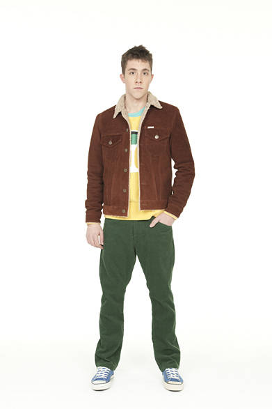 <strong>Smith ＆ Hardy</strong>　CORDUROY BLOUSON ¥29,400, COCKTAIL SWEAT SHIRT ¥19,500, CORDUROY TROUSER ¥23,100
