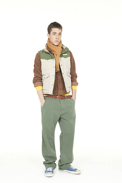 <strong>Smith ＆ Hardy</strong>　DOWN VEST ¥49,350, CORDUROY BLOUSON ¥29,400, W POCKET CHINO TROUSER ¥29,400