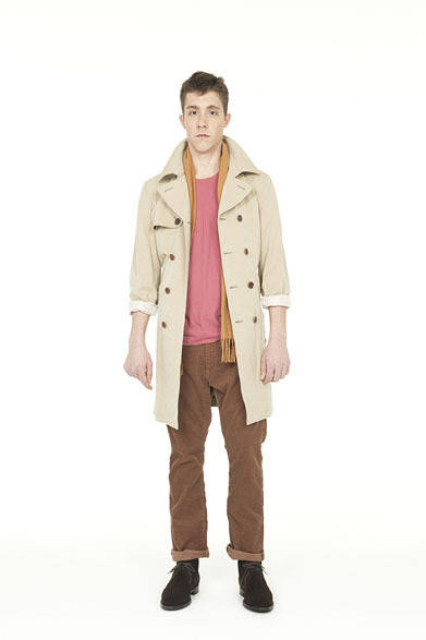 <strong>Smith ＆ Hardy</strong>　TRENCH COAT ¥93,450, POCKET T-SHIRT ¥11,550, CORDUROY TROUSER ¥23,100