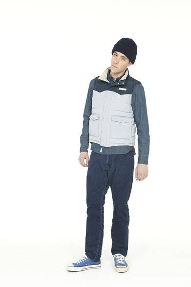 <strong>Smith ＆ Hardy</strong>　DOWN VEST ¥49,350, DRESS SHIRT ¥21,000, CORDUROY TROUSER ¥23,100