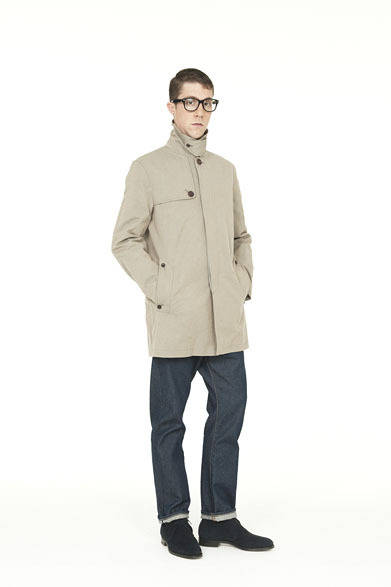 <strong>Smith ＆ Hardy</strong>　SOUTIENCOLLAR COAT ¥91,350, DENIM TROUSER ¥25,200