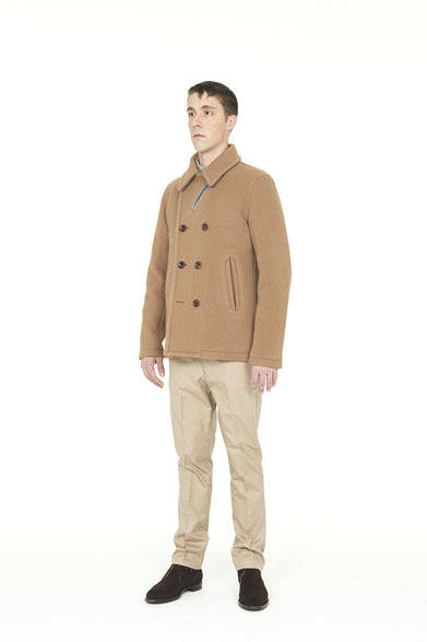 <strong>Smith ＆ Hardy</strong>　P COAT ¥99,750, CHINO TROUSER ¥26,250