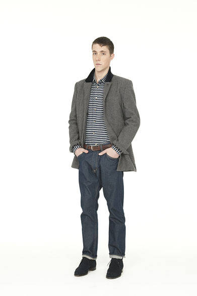 <strong>Smith ＆ Hardy</strong>　CHESTERFIELD COAT ¥93,450, BORDER SHIRT ¥25,200, DENIM TROUSER ¥25,200