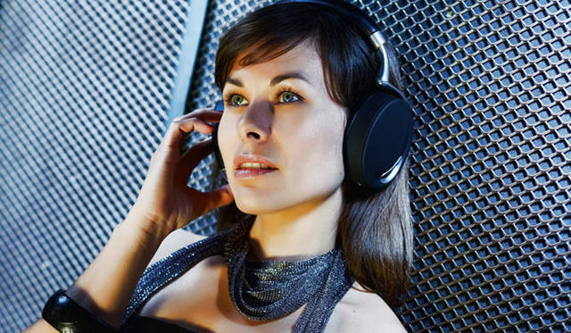 <strong>Parrot</strong> Wireless Audio Headphones "Parrot Zik"