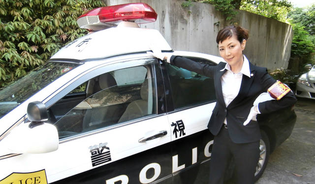 <strong>Keiko Toda | Fiercely Portrays Detective Yoko Himeno, an Expert in Raid Operations! New Drama "Keiji Gasahime"</strong> On patrol in a police car!
