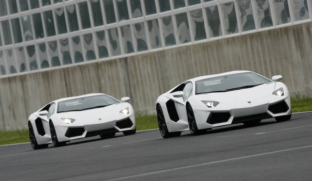 <strong>Lamborghini Aventador LP 700-4</strong><br />Reaching speeds over 180 km/h on the short straights of Sodegaura Forest Raceway.