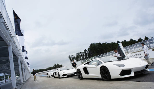 <strong>Lamborghini Aventador LP 700-4</strong><br />Cars entered the track in groups of three during the test drive.