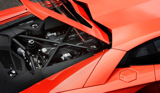 <strong>Lamborghini Aventador LP 700-4</strong><br />The V12 engine, producing a maximum output of 700 ps, is mounted directly behind the driver's seat.