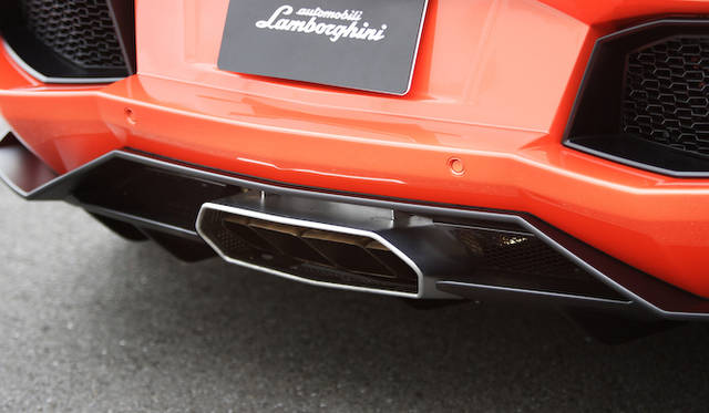 <strong>Lamborghini Aventador LP 700-4</strong><br />A quad exhaust system with a square design.