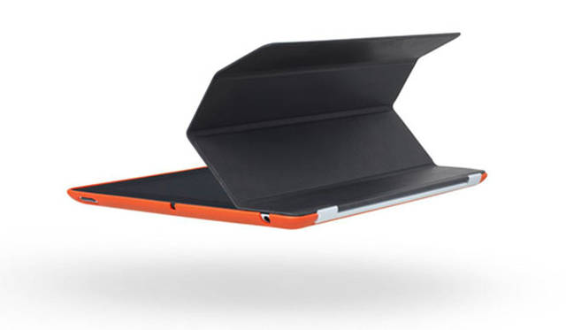 <strong>LIVING MOTIF</strong> | The soft-touch snap-lock case features an inner soft fiber lining to stylishly protect your iPad 2. Its easy-to-grip matte finish and molded design ensure comfortable operation. "Hard Shell for iPad 2" ¥4,200.