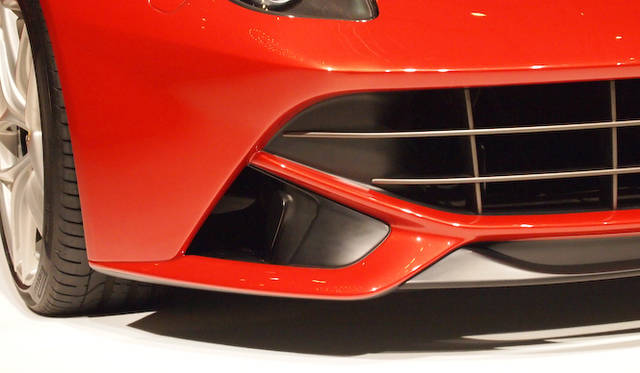 <strong>Ferrari F12berlinetta</strong><br />Air intakes that guide outside air to the brakes are normally closed to reduce air resistance, opening only when cooling is needed.