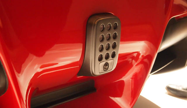 <strong>Ferrari F12berlinetta</strong><br />A unit integrating brake lights and a rearview monitor, with a design inspired by F1.
