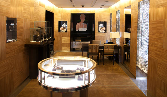 <strong>LOUIS VUITTON│LOUIS VUITTON</strong> A space that feels both simple and warm, with light rosewood panels and cigar brown Havana leather adorning the walls. Three contemporary artworks by Teresa Margolles, Fahd Moshiri, and Rashid Rana are displayed in the salon.<br />©LOUIS VUITTON