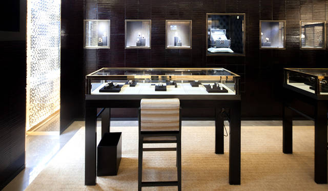 <strong>LOUIS VUITTON│LOUIS VUITTON</strong> The serene atmosphere enhances the exquisite watches.<br />©LOUIS VUITTON