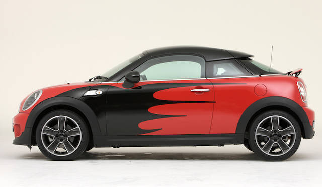 <strong>HOTEI x MINI Coupe｜布袋寅泰×ミニ・クーペ</strong><br />赤と黒をベースに、布袋氏のギターを模した「ブラック・ファイヤー・モデル」