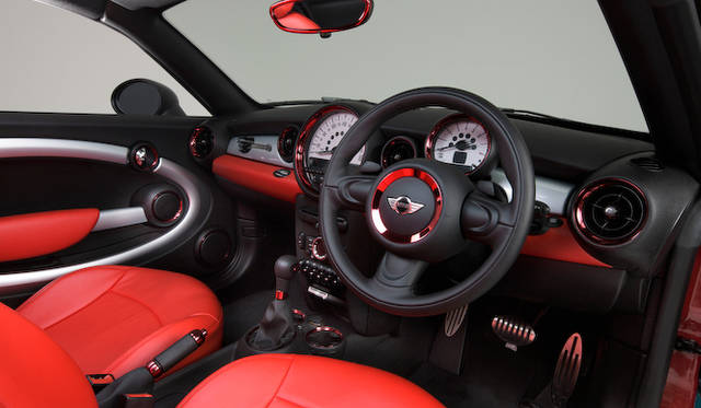 <strong>HOTEI x MINI Coupe｜布袋寅泰×ミニ・クーペ</strong><br />リングはひとつひとつ取り外して塗装されている