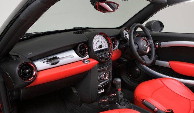 <strong>HOTEI x MINI Coupe｜布袋寅泰×ミニ・クーペ</strong><br />ダッシュボードには、ガラスケースにおさまった布袋氏のギターを模した模様。