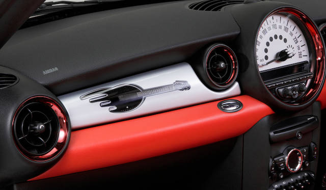 <strong>HOTEI x MINI Coupe｜布袋寅泰×ミニ・クーペ</strong><br />たんなるペイントではなく、立体的な造形をエポキシ樹脂で埋めている