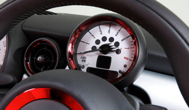 <strong>HOTEI x MINI Coupe｜布袋寅泰×ミニ・クーペ</strong><br />タコメーターの針も布袋氏のギター