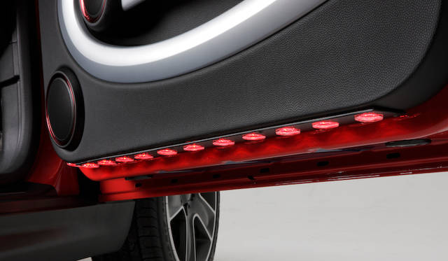 <strong>HOTEI x MINI Coupe｜布袋寅泰×ミニ・クーペ</strong><br />ドア下には赤いLED照明が埋め込まれる