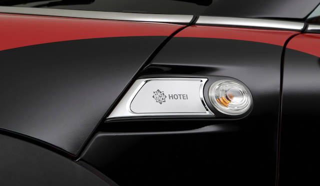 <strong>HOTEI x MINI Coupe｜布袋寅泰×ミニ・クーペ</strong><br />左右のフロントフェンダー後部にあるサイド・スカットルには「HOTEI」ロゴがしるされる
