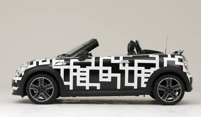 <strong>HOTEI x MINI Coupe Roadster｜布袋寅泰×ミニ・ロードスター</strong><br />黒に白い幾何学模様を描いた「ギタリズム・モデル」