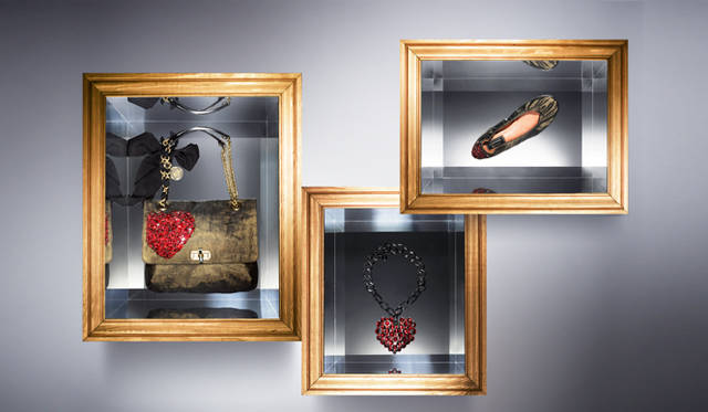 <strong>LANVIN│ランバン</strong>　左から　バッグ　24万2550円、ネックレス　参考商品、シューズ　7万2450円　©Lanvin
