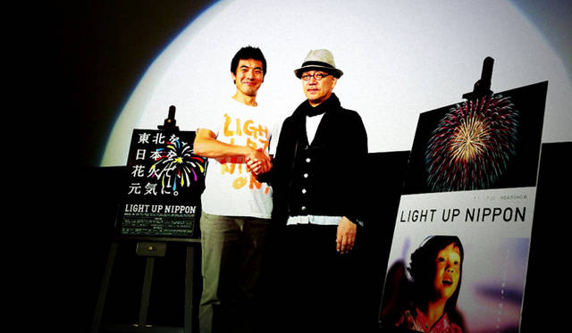 トークショーの最後にかたい握手をかわす坂本龍一氏と「LIGHT　UP　NIPPON」主催者の高田佳岳氏