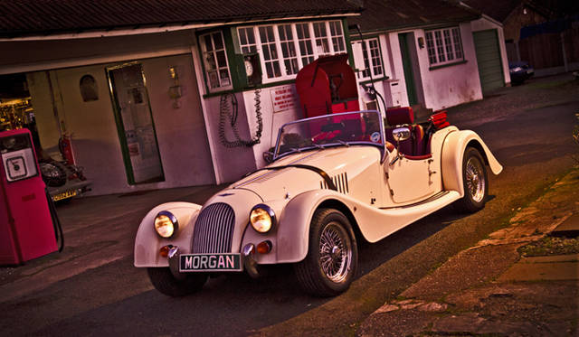 <strong>Morgan Plus 4｜モーガン プラス4</strong><br />1950年以来 中断をはさみながらも製造されている 戦後のモーガンモーターカンパニーを代表するモデル 2リッター直列4気筒エンジン（最高出力106kW/6,000rpm、最大トルク187Nm）を搭載する 車重は877kgだ