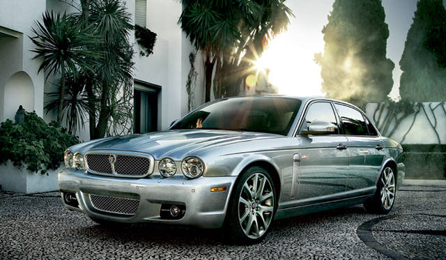 <strong>Jaguar XJ｜ジャガー XJ</strong><br />オールアルミボディにより軽量化を果たした3代目「XJ」 X350とよばれる2003年から07年までつくられた前期型と マイナーチェンジしX358とよばれる2007年から2009年までつくられた後期型があり 写真はX358