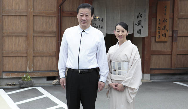 <strong>森の神に会う旅～岐阜県の“ウェルネス・ツーリズム”</strong>　主人の上村義和さんと女将。朝食時には主人が挨拶に来てくれた。過不足なく、絶妙な間合いで客もてなしてくれる