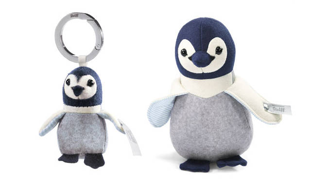 <strong>Steiff｜シュタイフ</strong>　左／フェルト キーリング ペンギン（素材｜ウールフェルト、7cm）7350円、右／フェルトペンギン（素材｜ウールフェルト、20cm）1万1550円