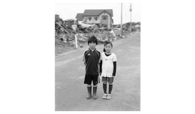 <strong>「篠山紀信展 写真力　THE PEOPLE by KISHIN」</strong>　大友瑠斗（9歳）、大友乃愛（7歳）　2011年　©篠山紀信