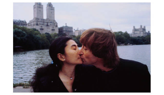 <strong>「篠山紀信展 写真力　THE PEOPLE by KISHIN」</strong>　ジョン・レノン　オノ・ヨーコ　1980年　©篠山紀信