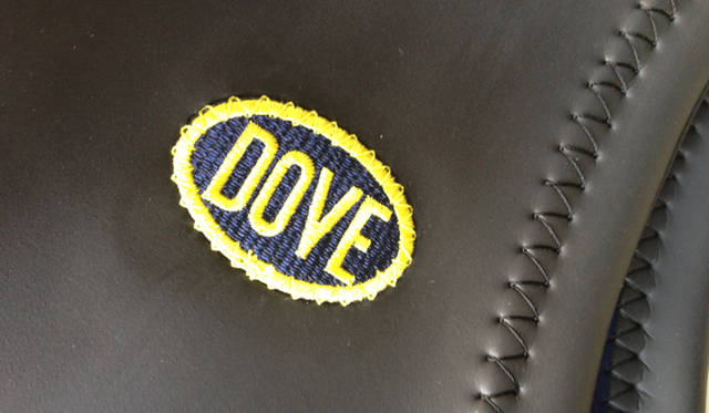 <strong>DOVE｜ダブ</strong>　DOVEの証。ブランドロゴ刺しゅう