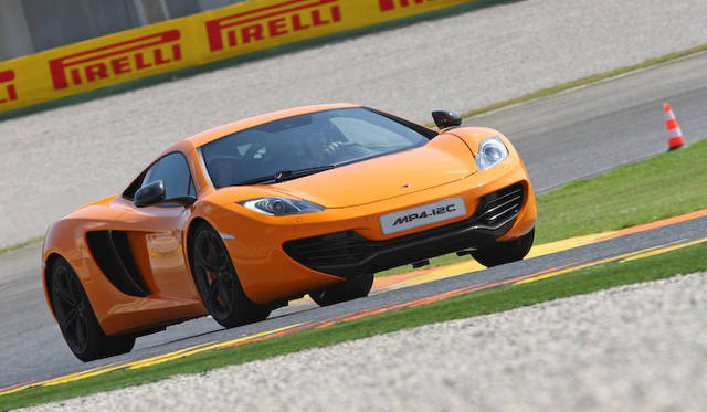 <strong>McLaren MP4-12C｜マクラーレンMP4-12C</strong><br />フロントは235/35ZR19、リアは305/30ZR20のピレリPゼロをはく