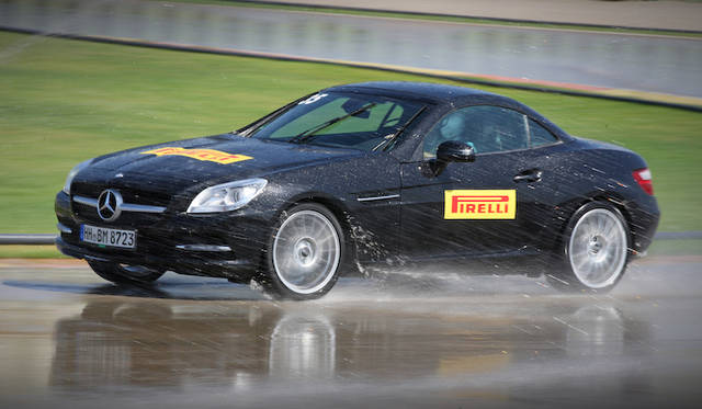 <strong>Mercedes-Benz SLK｜メルセデス・ベンツSLK</strong><br />フロントは225/40ZR18、リアは245/35ZR18のピレリPゼロ。ウェット性能をためす