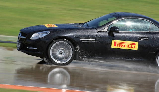 <strong>Mercedes-Benz SLK｜メルセデス・ベンツSLK</strong><br />フロントは225/40ZR18、リアは245/35ZR18のピレリPゼロ。ウェット性能をためす