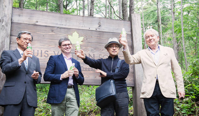 Holding natural mineral water bottled from a nearby spring. From left: Takehiko Yanagida, Mayor of Komoro City; Frédéric Grangie, President & CEO of Louis Vuitton Japan Company; Ryuichi Sakamoto, Representative of more trees; Emmanuel Prat, Chairman of Louis Vuitton Japan Company.