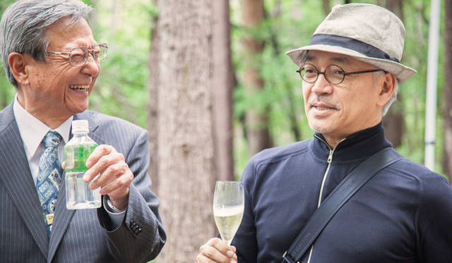 Ryuichi Sakamoto in conversation with Mayor Yanagida. "We are truly grateful that it has become such an open and wonderful forest," said Mayor Yanagida.