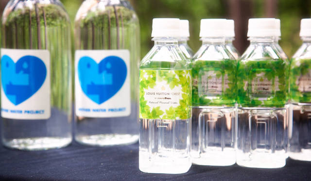 Natural mineral water, sourced and bottled from a spring near the Louis Vuitton forest. This rare, high-hardness water in Japan is said to make exceptionally delicious coffee. Though not commercially sold, Louis Vuitton Japan uses it as part of its internal drinking water.