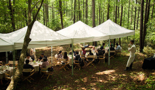 After a stroll through the forest, a picnic lunch. A BBQ lunch featuring local ingredients was prepared in the brightened forest.